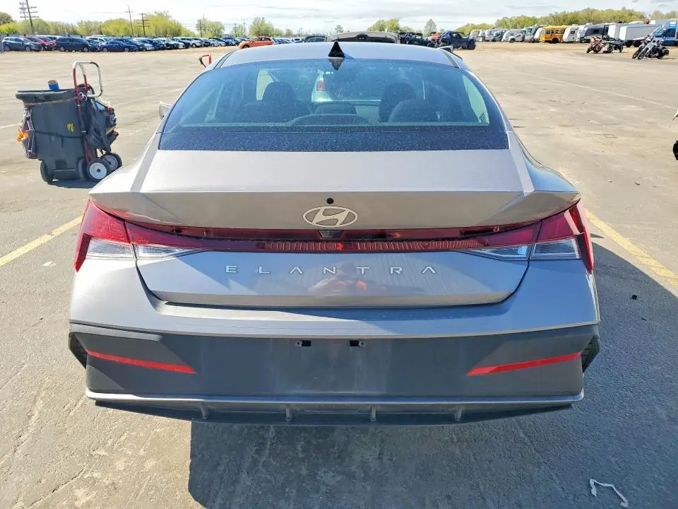 2025 HYUNDAI ELANTRA SE  