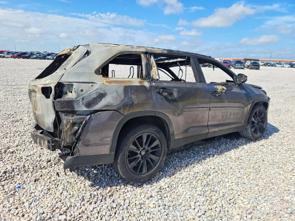 2019 TOYOTA HIGHLANDER SE  
