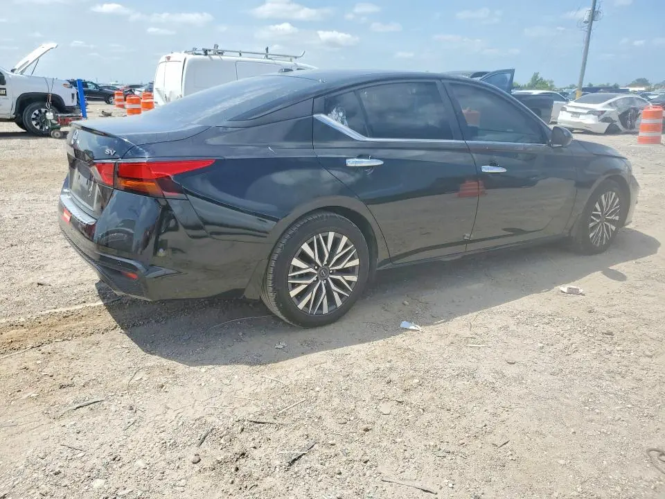 2023 NISSAN ALTIMA SV  