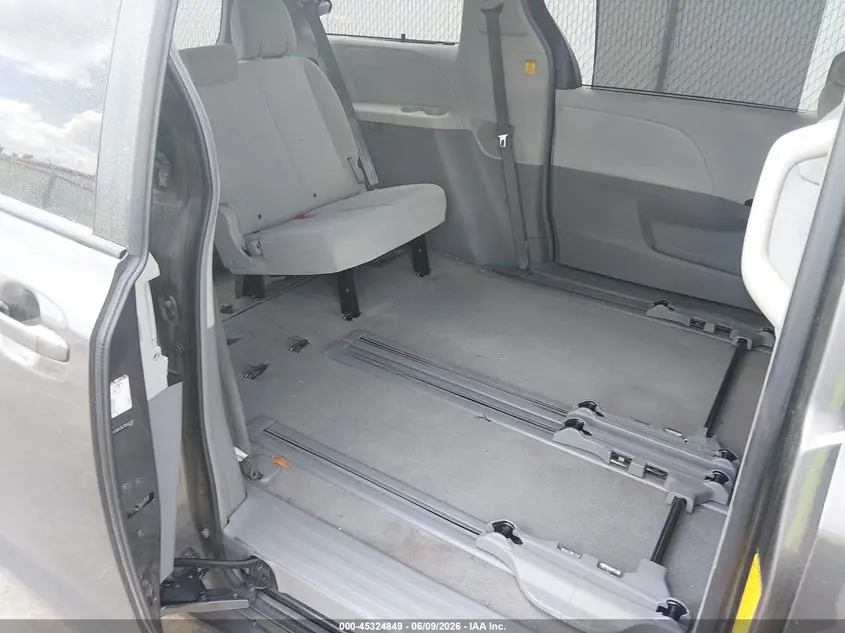 2011 TOYOTA SIENNA LE V6