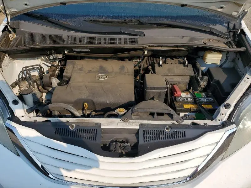 2016 TOYOTA SIENNA LE  