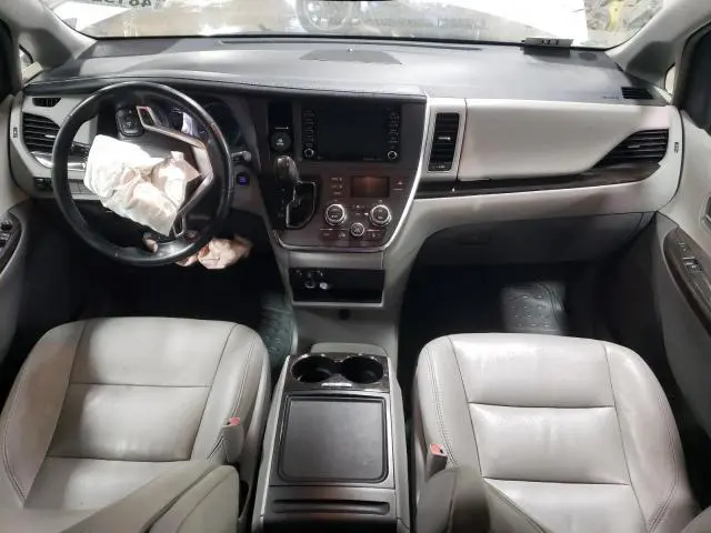 2018 TOYOTA SIENNA XLE  