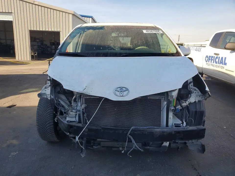 2013 TOYOTA SIENNA SE 8-PASSENGER  