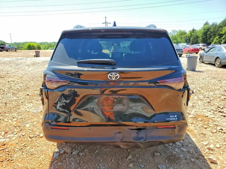 2024 TOYOTA SIENNA XLE  