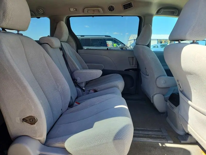 2013 TOYOTA SIENNA LE  