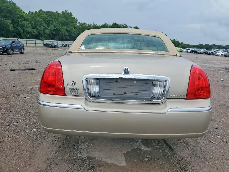 2011 LINCOLN TOWN CAR SIGNATURE LONG WHEELBASE  