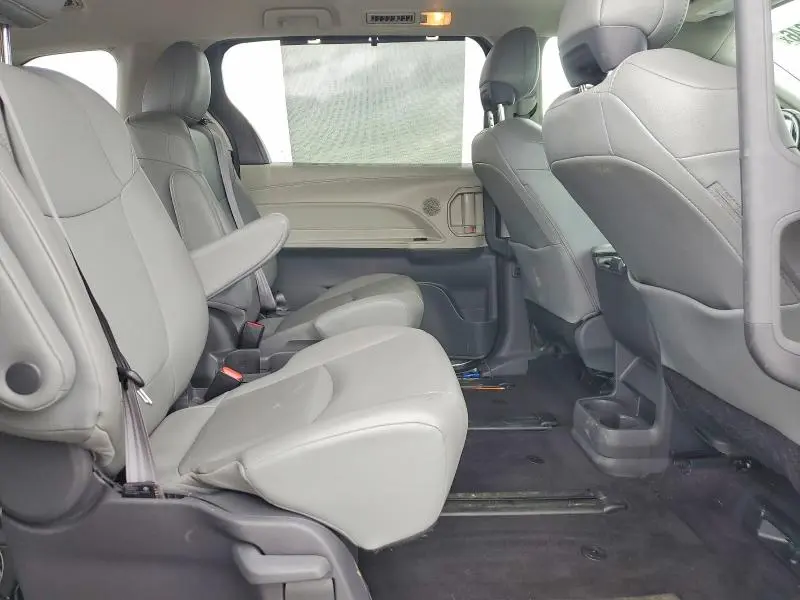 2021 TOYOTA SIENNA XLE  
