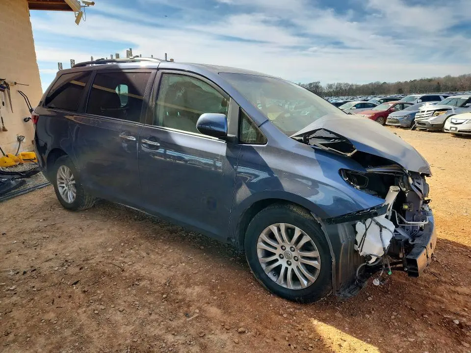 2017 TOYOTA SIENNA XLE  