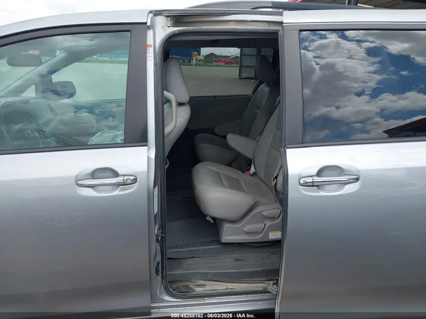 2017 TOYOTA SIENNA XLE PREMIUM 8 PASSENGER