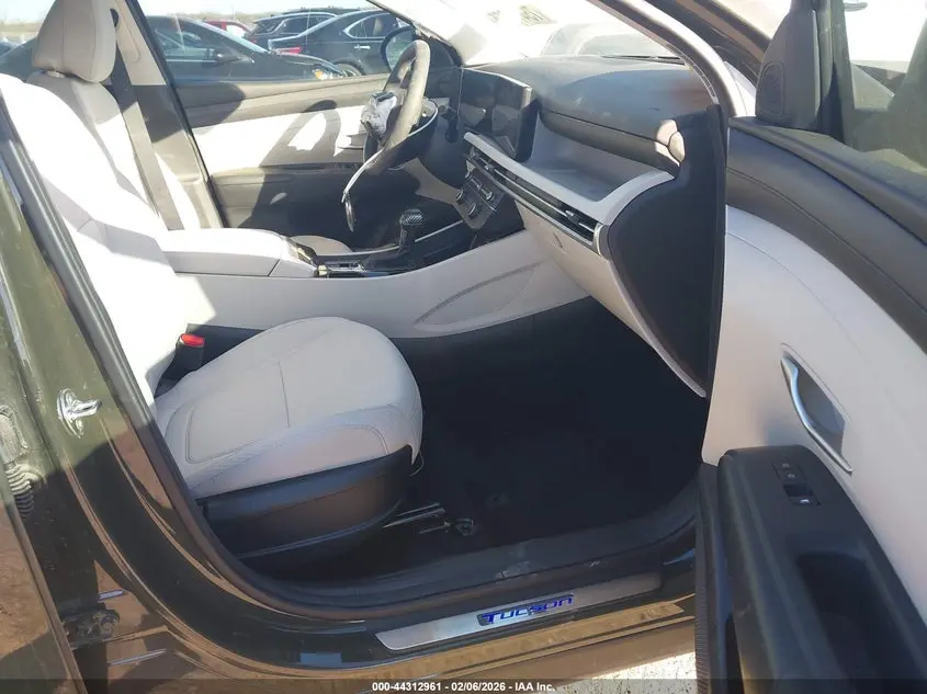 2025 HYUNDAI TUCSON SE