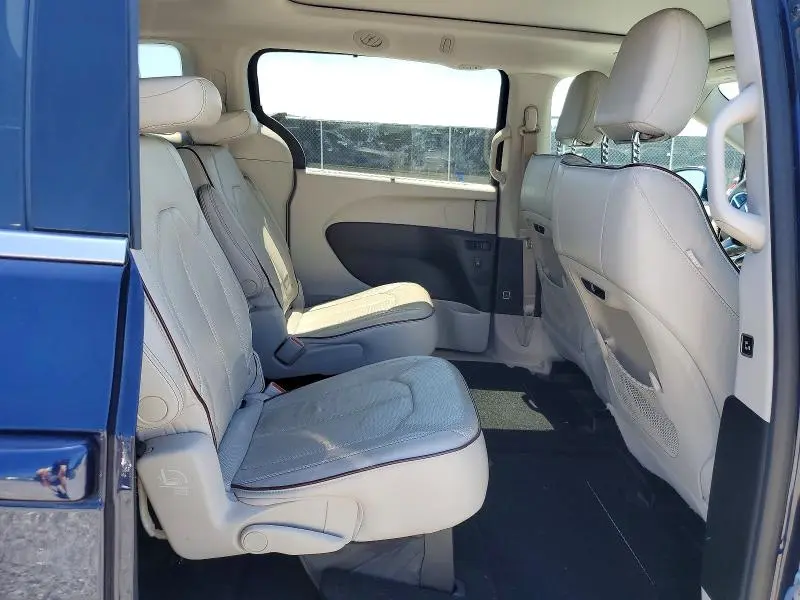 2017 CHRYSLER PACIFICA LIMITED  