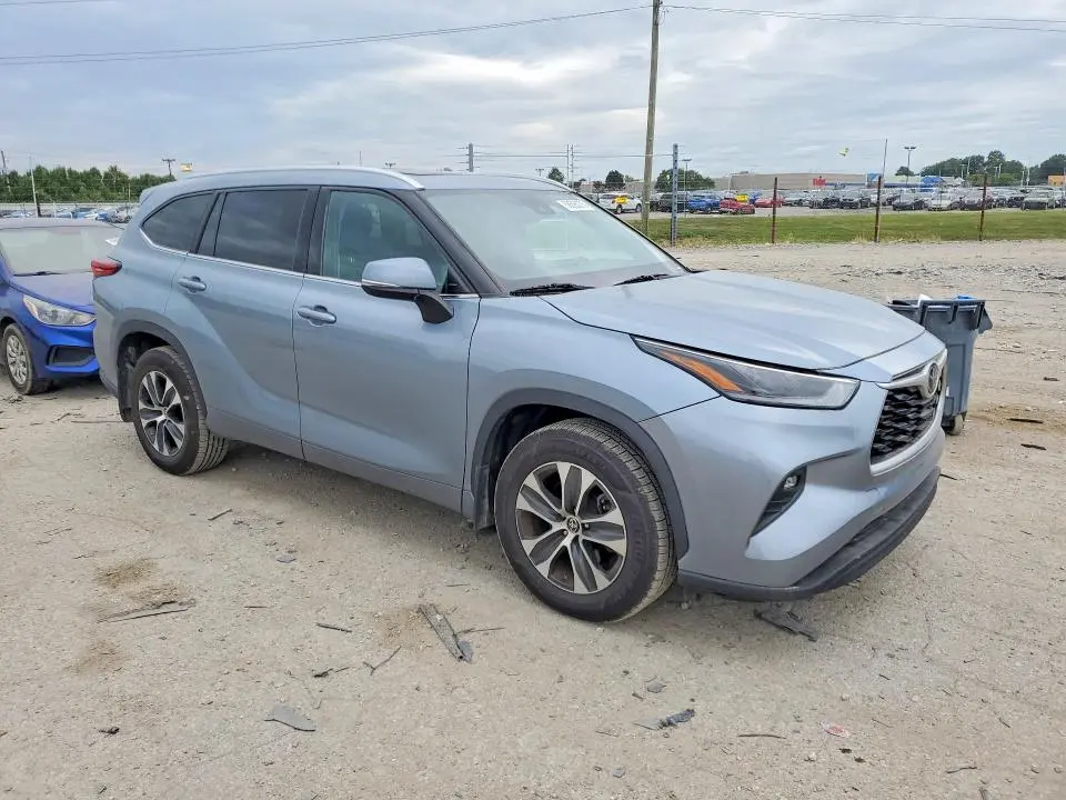 2021 TOYOTA HIGHLANDER XLE  