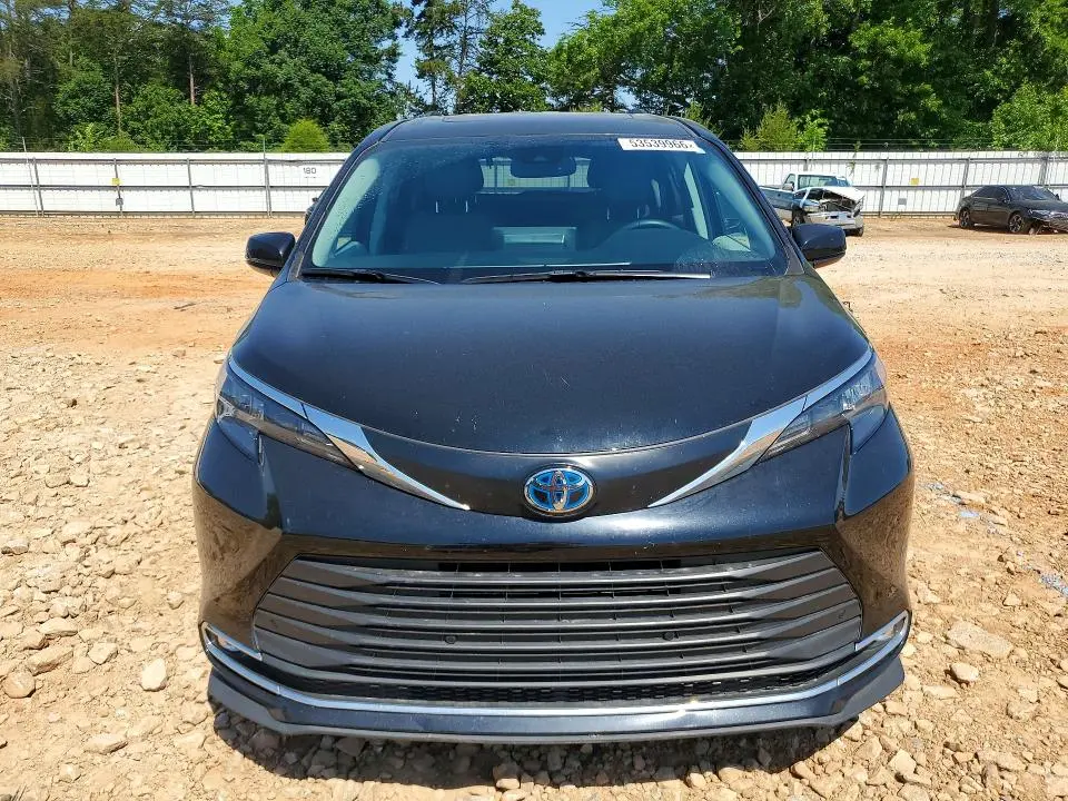 2024 TOYOTA SIENNA XLE  