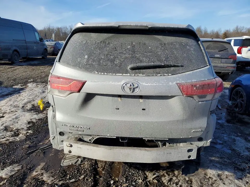 2018 TOYOTA HIGHLANDER LE  