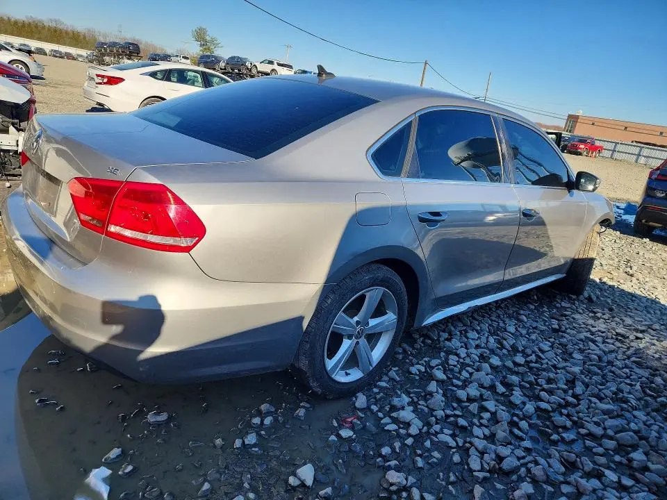 2013 VOLKSWAGEN PASSAT SE  