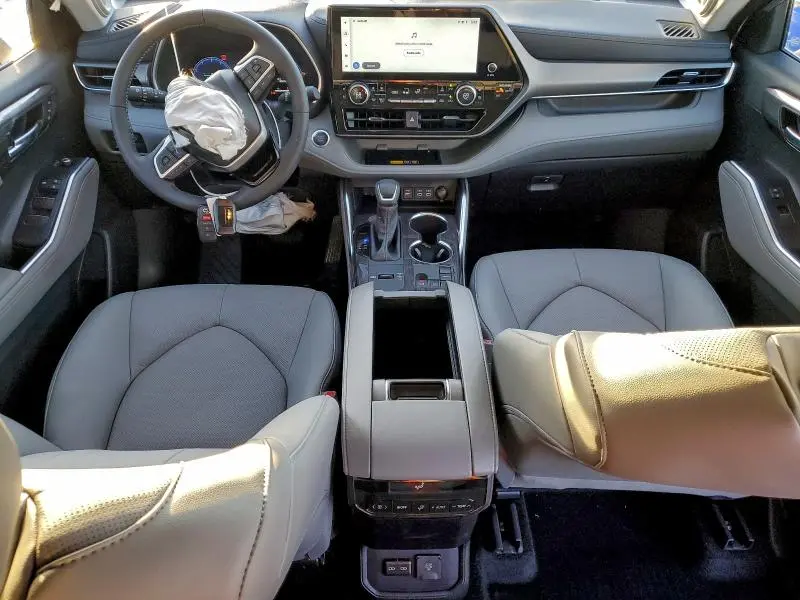 2025 TOYOTA HIGHLANDER LE  