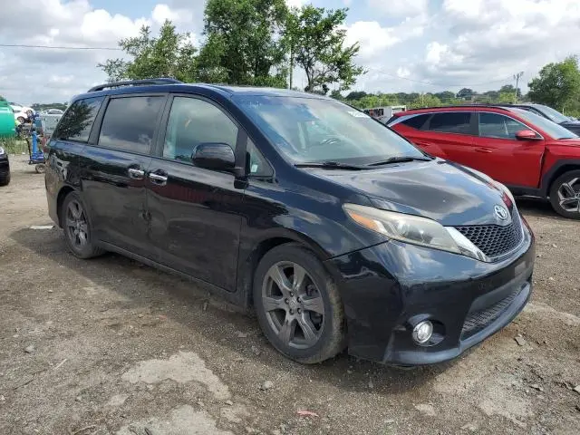 2017 TOYOTA SIENNA SE  