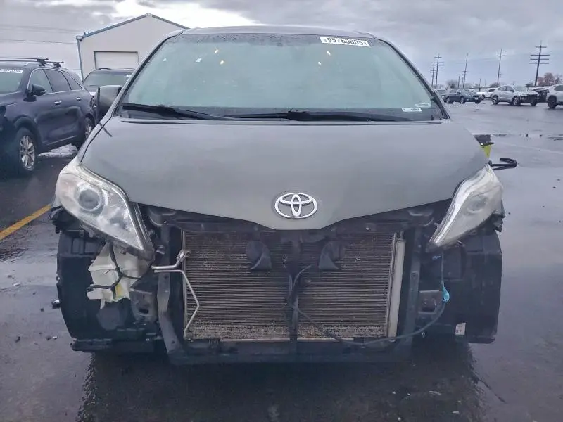 2011 TOYOTA SIENNA LE  
