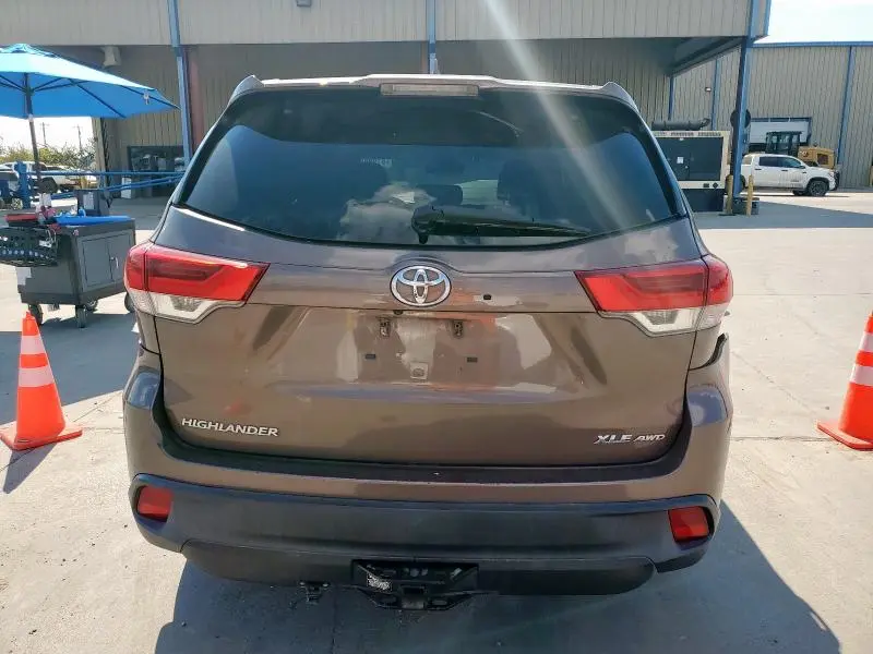2017 TOYOTA HIGHLANDER SE  