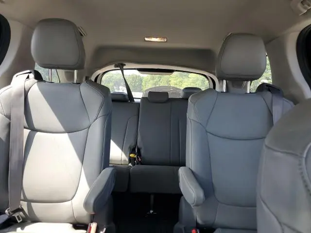 2021 TOYOTA SIENNA XLE  