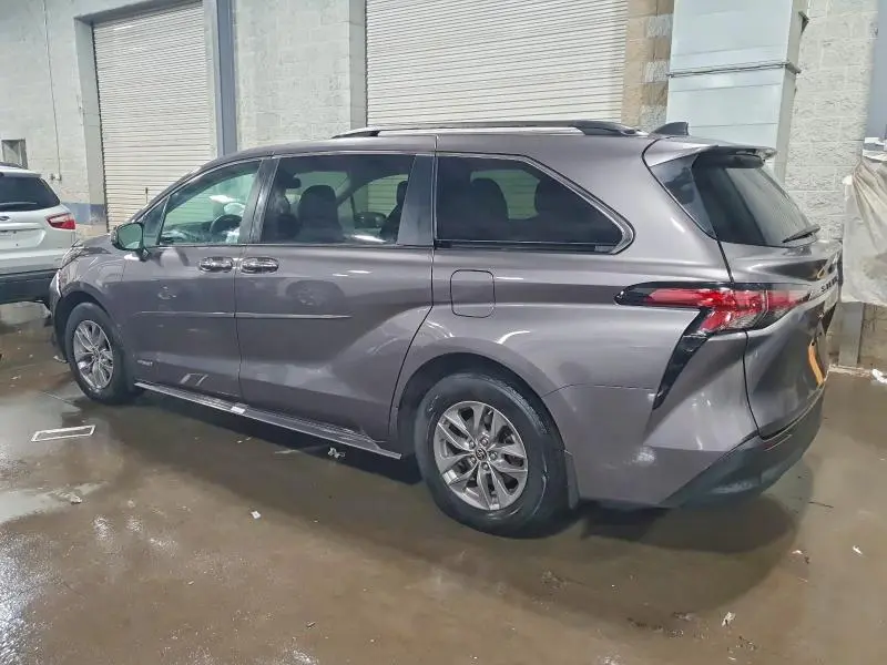 2021 TOYOTA SIENNA XLE  