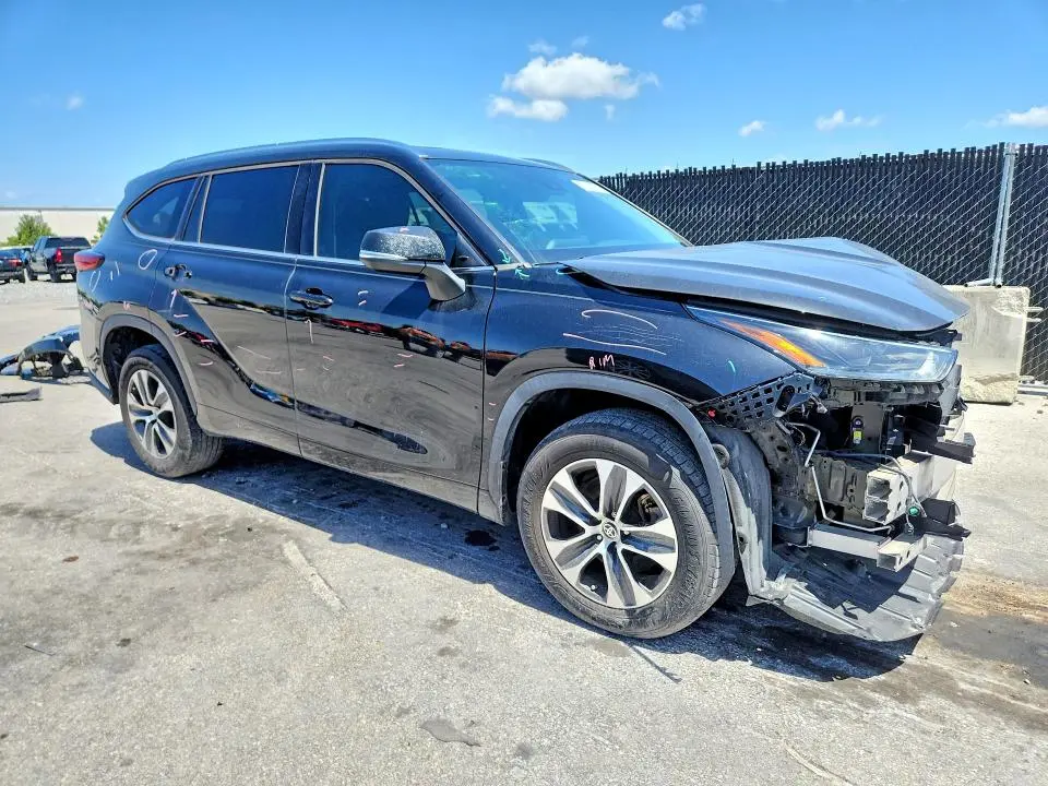 2021 TOYOTA HIGHLANDER XLE  