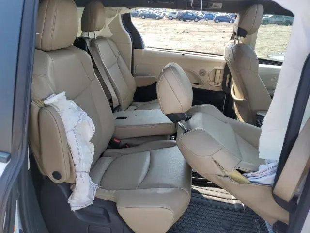 2021 TOYOTA SIENNA LE  