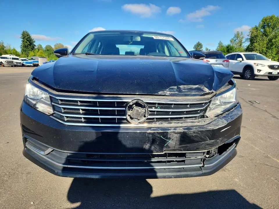 2016 VOLKSWAGEN PASSAT SE  