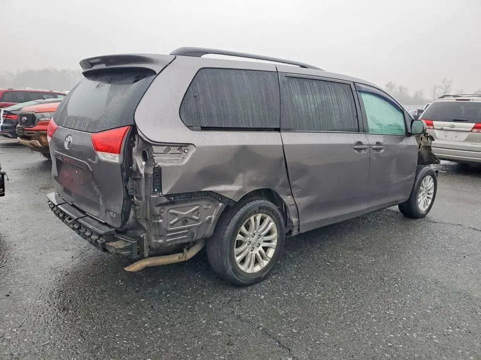 2014 TOYOTA SIENNA XLE 8-PASSENGER  