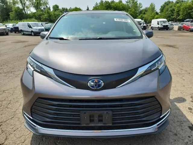 2021 TOYOTA SIENNA XLE  