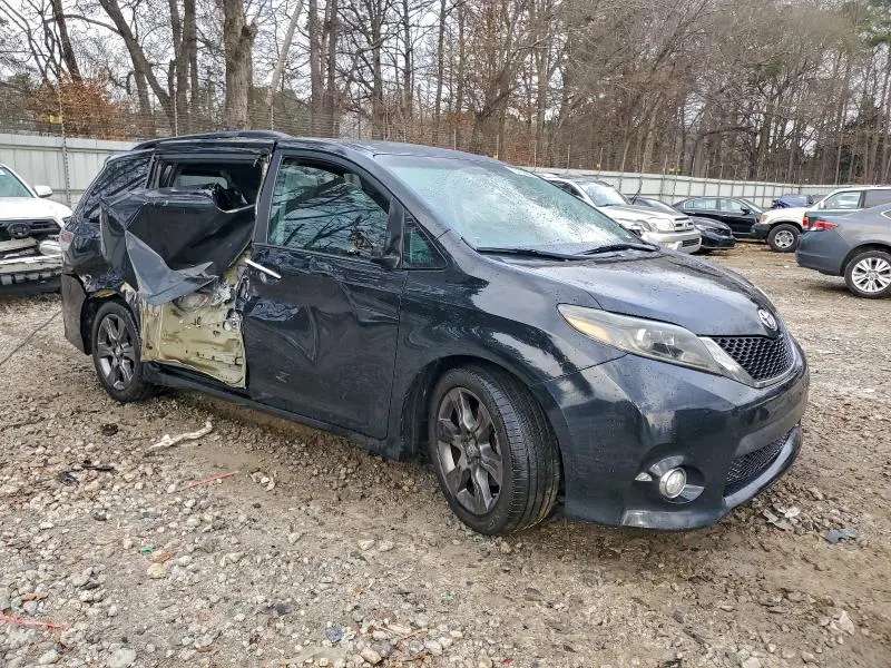 2016 TOYOTA SIENNA SE  