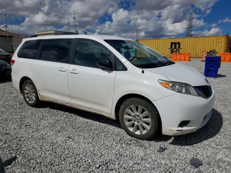 2013 TOYOTA SIENNA LE  
