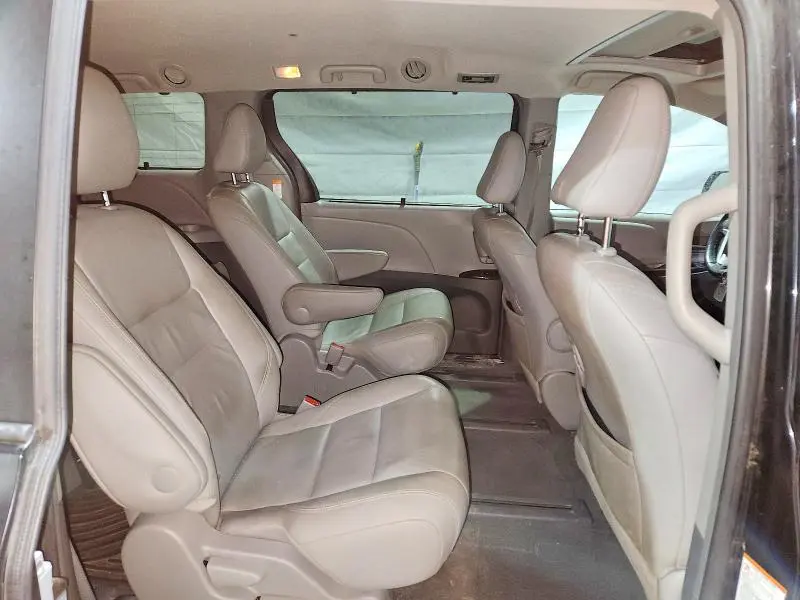 2017 TOYOTA SIENNA XLE  