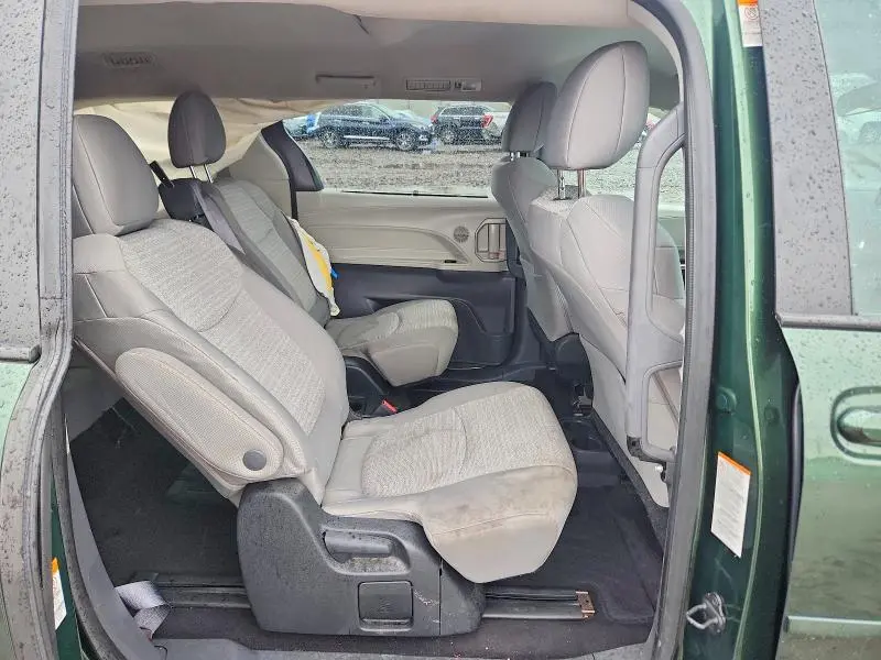 2022 TOYOTA SIENNA LE  