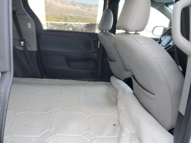 2016 TOYOTA SIENNA XLE  