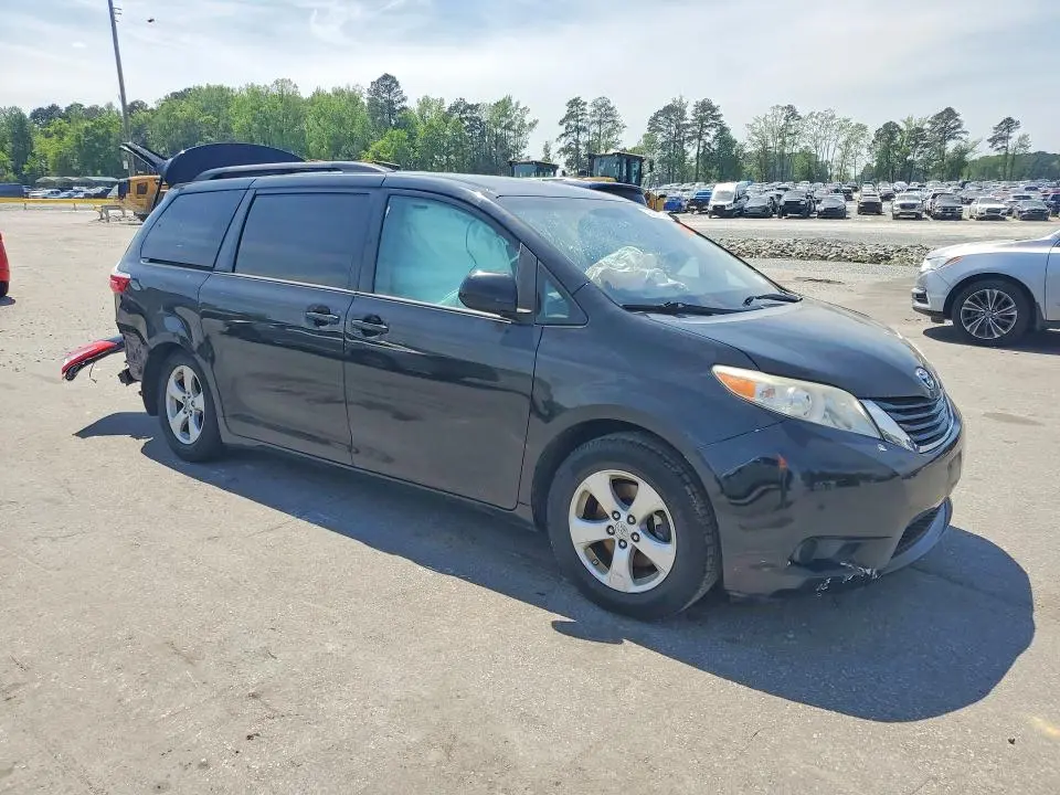 2015 TOYOTA SIENNA LE  