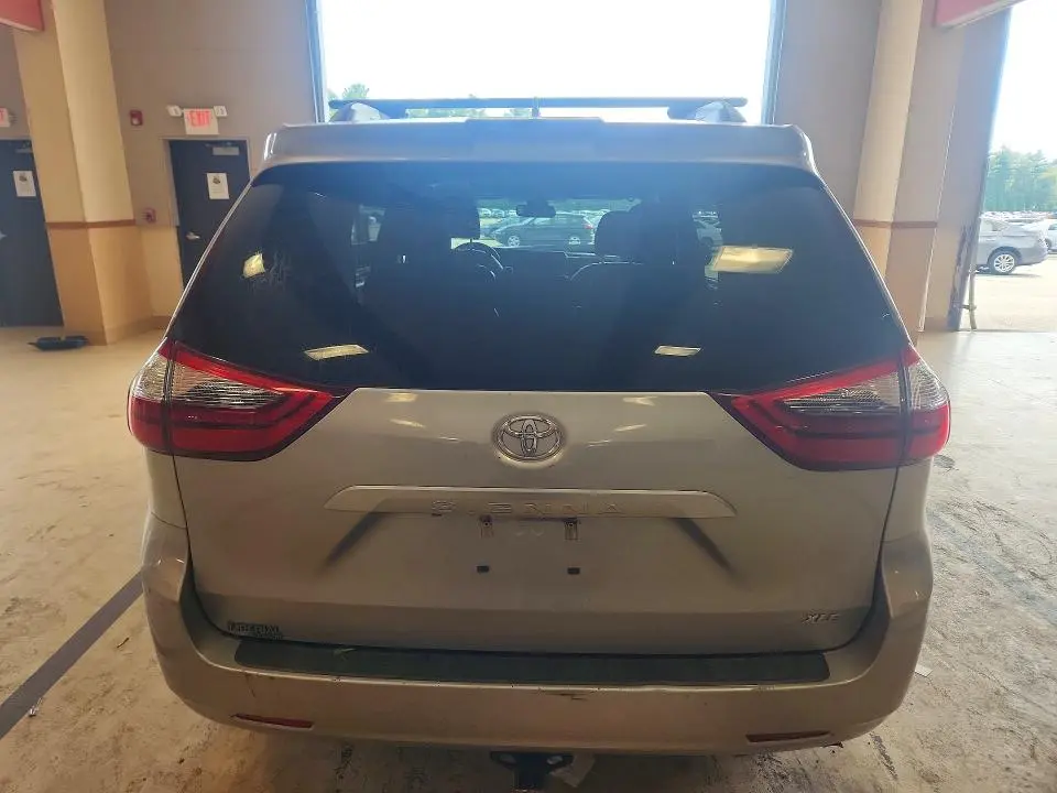 2020 TOYOTA SIENNA XLE 8-PASSENGER  