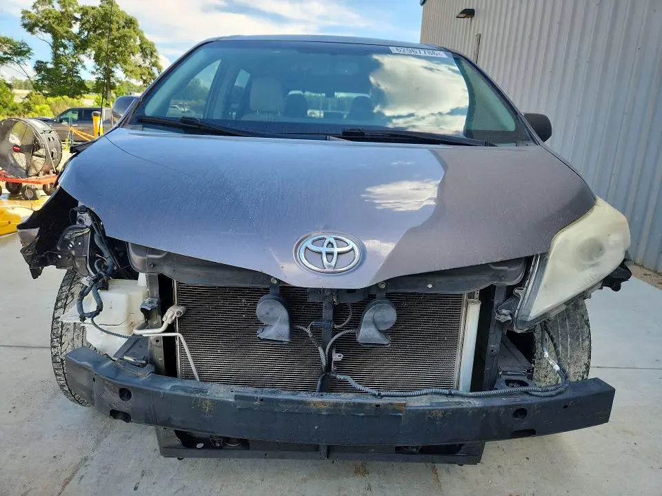 2014 TOYOTA SIENNA XLE 8-PASSENGER  