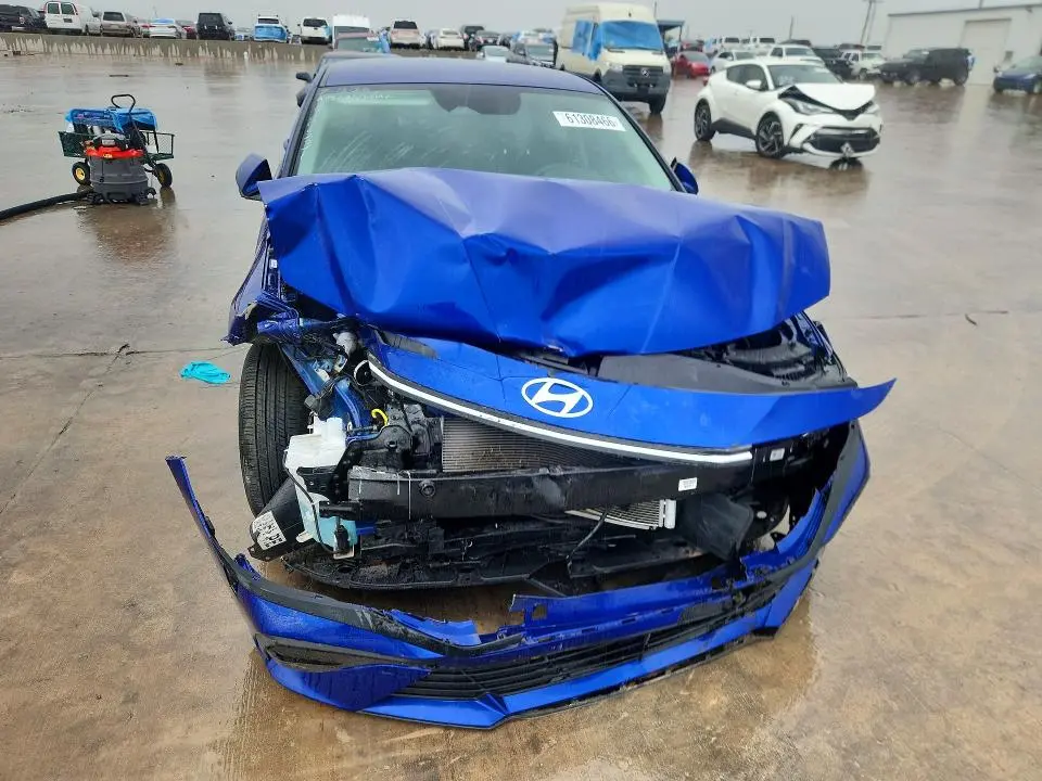 2024 HYUNDAI ELANTRA SE  