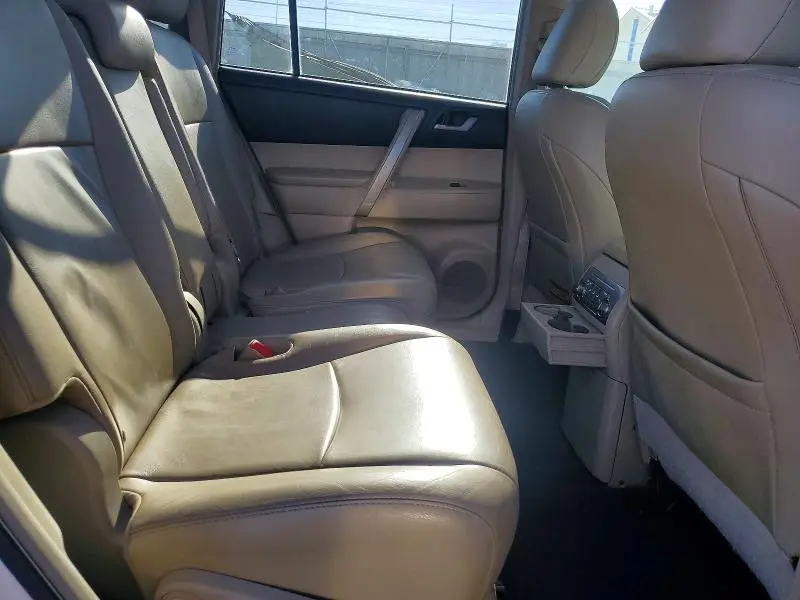 2013 TOYOTA HIGHLANDER SE  