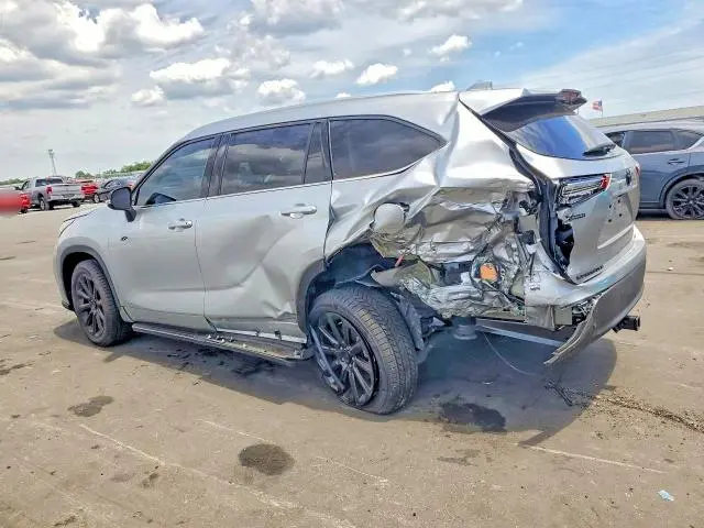 2022 TOYOTA HIGHLANDER XLE  