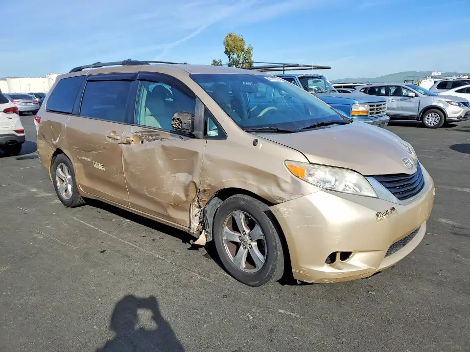 2013 TOYOTA SIENNA LE 8-PASSENGER  