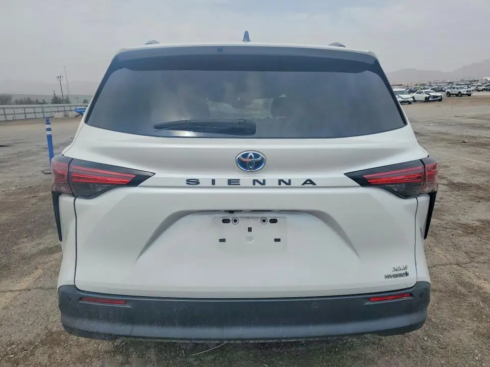 2022 TOYOTA SIENNA XLE  