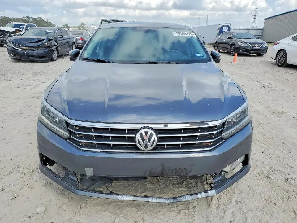 2018 VOLKSWAGEN PASSAT SE  
