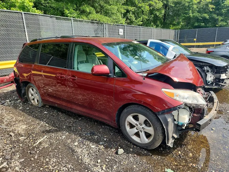 2013 TOYOTA SIENNA LE  