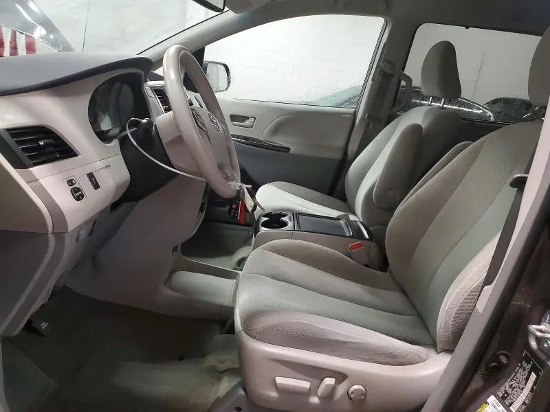 2013 TOYOTA SIENNA LE  