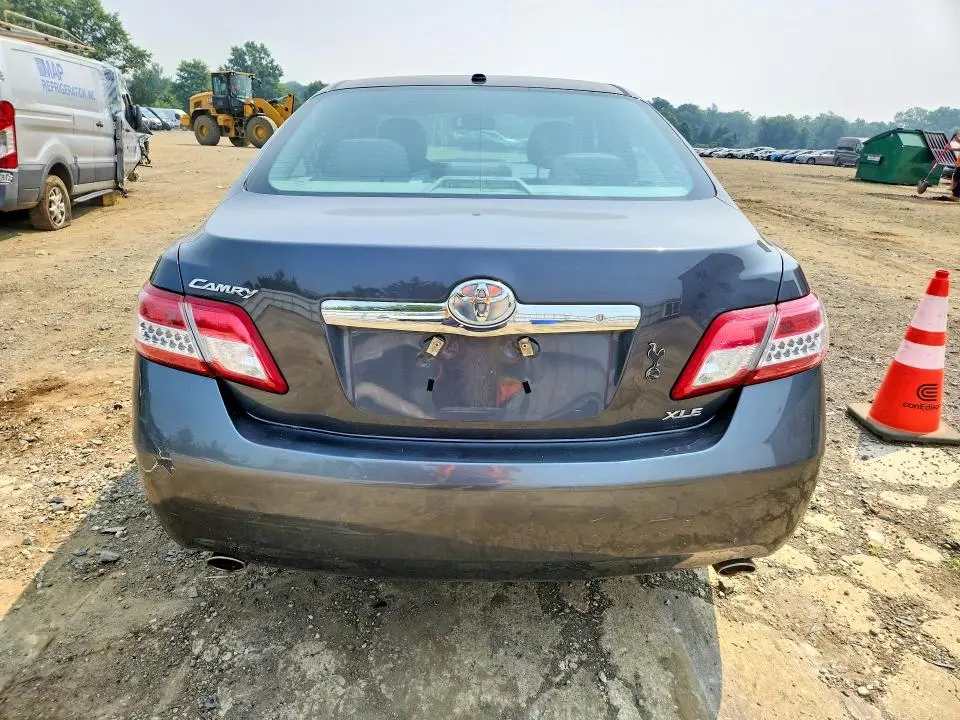 2011 TOYOTA CAMRY XLE V6  
