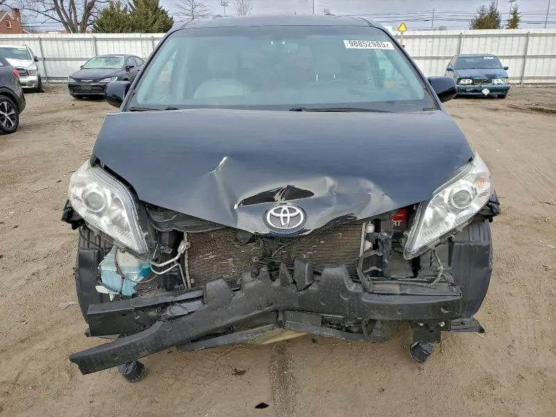 2017 TOYOTA SIENNA XLE PREMIUM 8-PASSENGER  