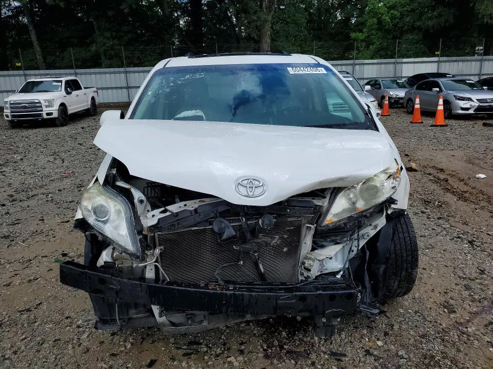 2016 TOYOTA SIENNA XLE 8-PASSENGER  