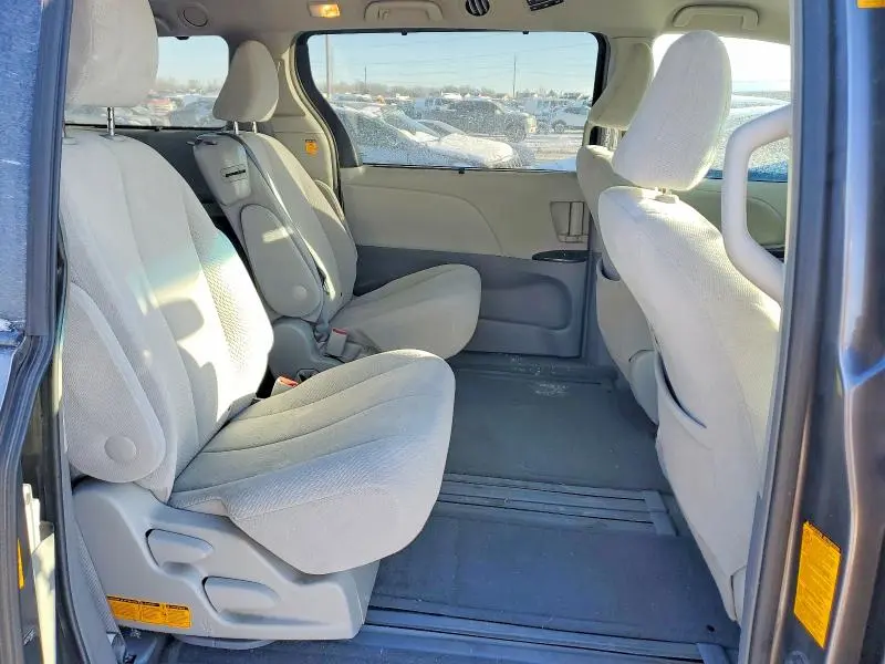 2013 TOYOTA SIENNA LE  